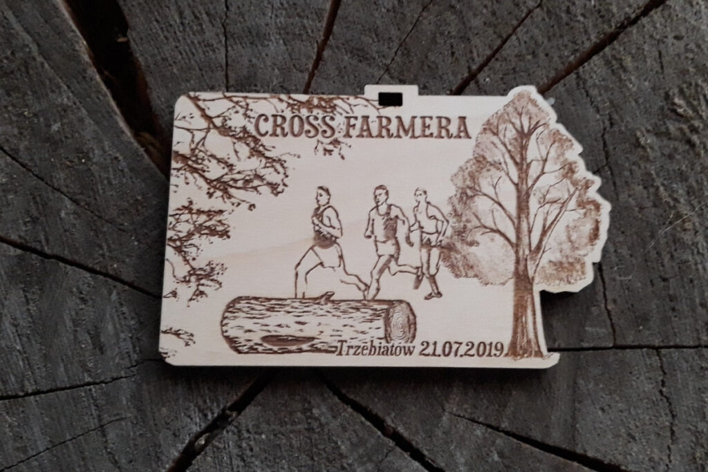 Cross Farmera – drewniany medal prostokątny z drzewem