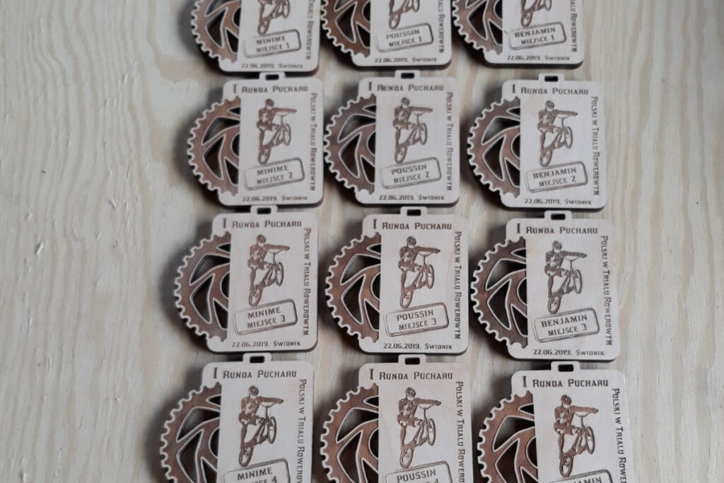Drewniany medal MTB z ażurowo wyciętą zębatką.