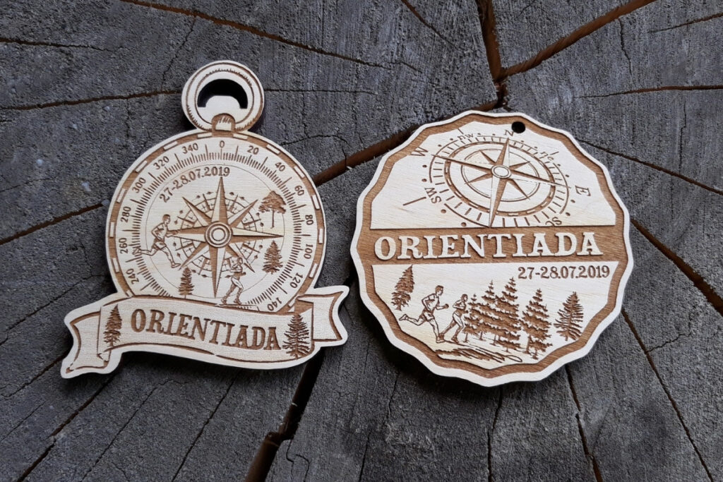 Orientiada – drewniane medale z różą wiatrów. Biegi na orientację. Orientiada – drewniane medale z różą wiatrów. Biegi na orientację.