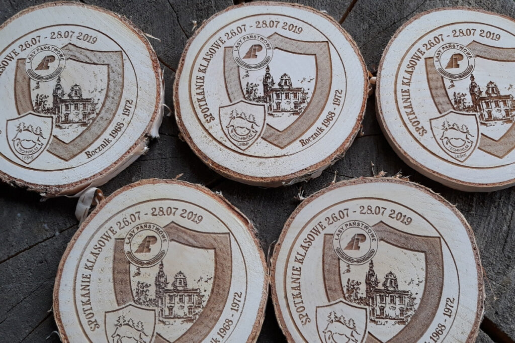 Medal z naturalnego plastra brzozy z korą, grawerem pamiątkowego napisu Spotkanie Klasowe po Latach, rocznikiem oraz zarysem, ryciną  szkoły.