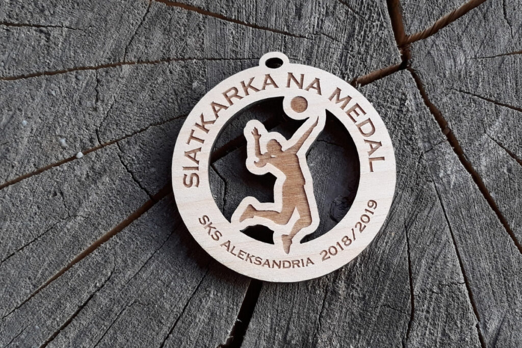 Siatkarka na medal – drewniany medal z ażurowo wyciętą siatkarką Siatkarka na medal – drewniany medal z ażurowo wyciętą siatkarką