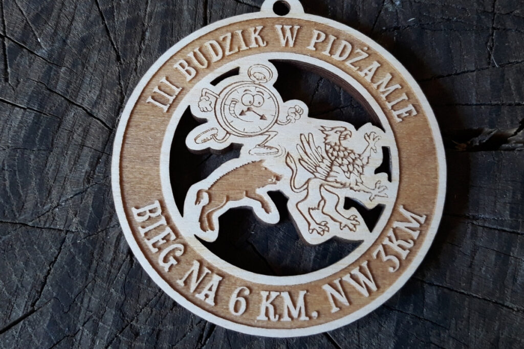 III Budzik w Pidżamie – drewniany medal charytatywny, ażurowy, bieg, NW III Budzik w Pidżamie – drewniany medal charytatywny, ażurowy, bieg, NW