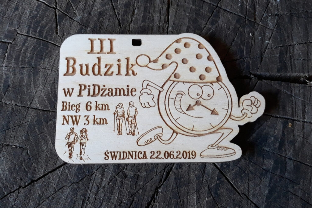 Budzik w Pidżamie – drewniany medal charytatywny z biegnącym budzikiem Budzik w Pidżamie – drewniany medal charytatywny z biegnącym budzikiem