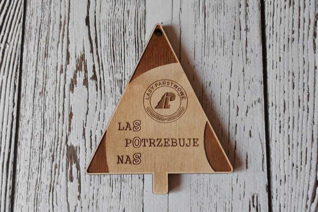 SOS Las Potrzebuje Nas – trójkątny drewniany medal SOS Las Potrzebuje Nas – trójkątny drewniany medal