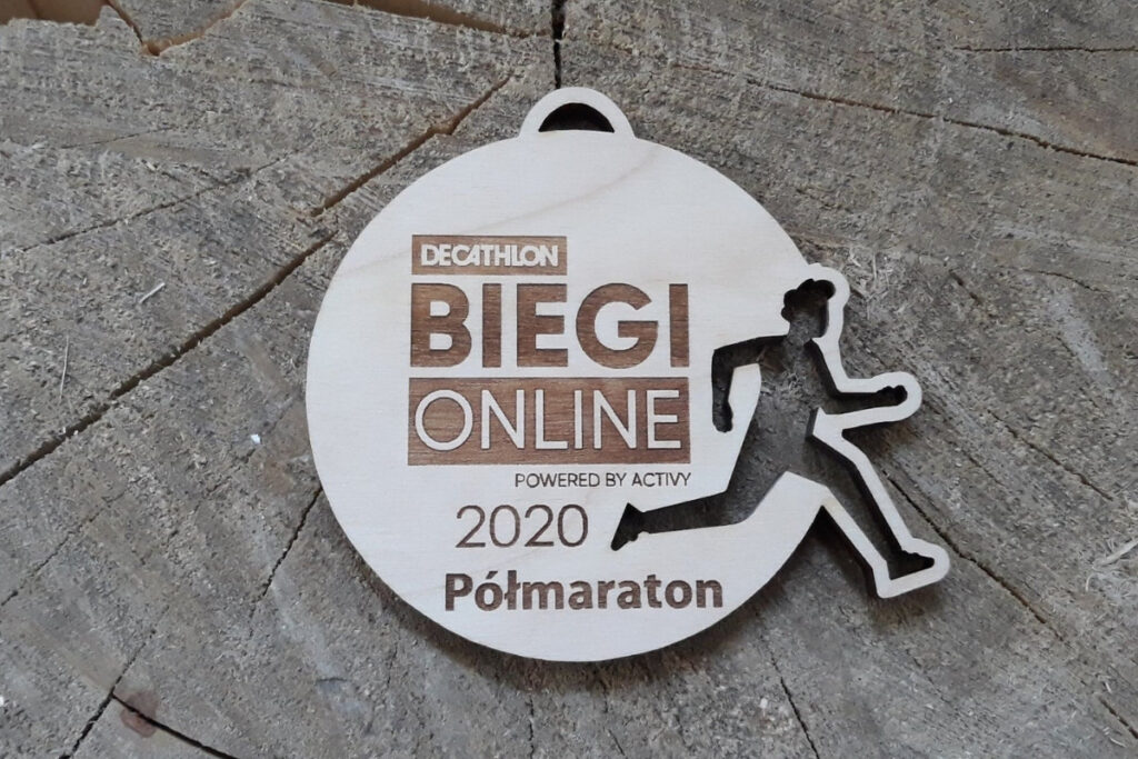 Drewniany medal z ażurowo wyciętym biegaczem na biegi on-line Drewniany medal z ażurowo wyciętym biegaczem na biegi on-line