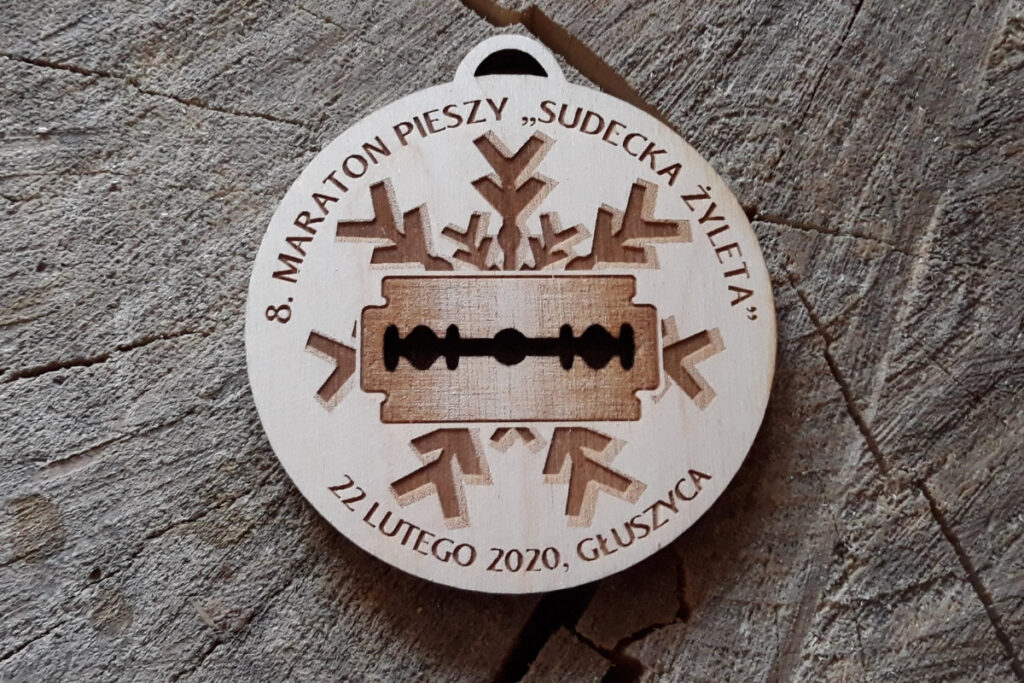 8. Maraton pieszy Sudecka Żyleta – drewniany medal z ażurową żyletką
