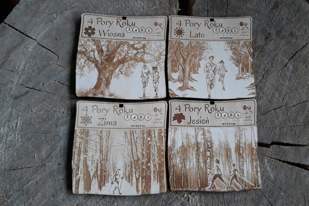4 medale na pory roku. Razem tworzą spójną tabliczkę