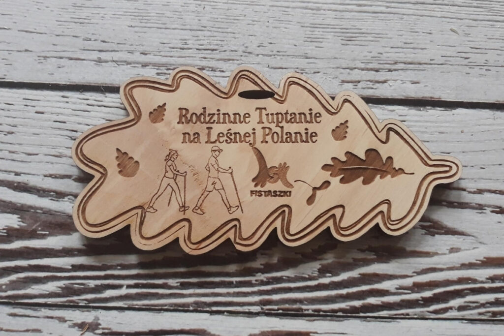 Drewniany medal na Rodzinne Tuptanie – medal w kształcie liścia