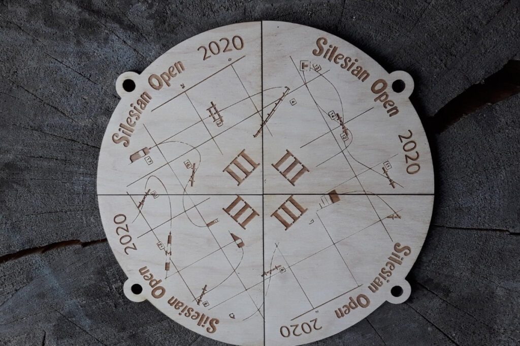 Zestaw czterech drewnianych medali na turniej Silesian Open, które po złożeniu tworzą pełną okrągłą tabliczkę z motywem kuli ziemskiej, mapą i logotypem wydarzenia, wykonany z czystej płyty brzozy bez osmaleń.
