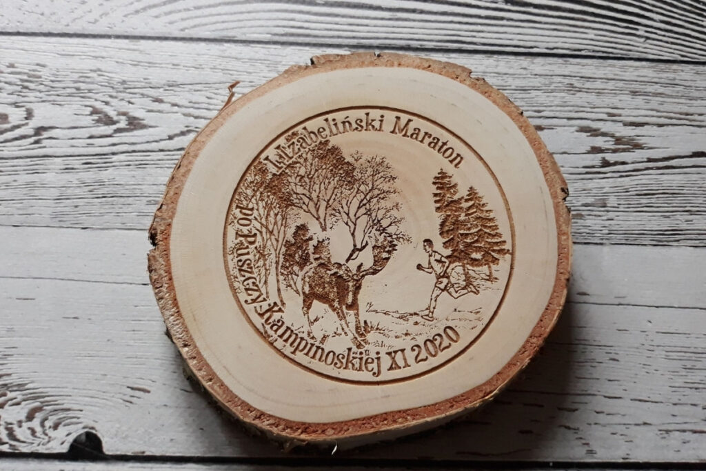 Maraton po Puszczy Kampinoskiej – drewniany medal na plastrze brzozy