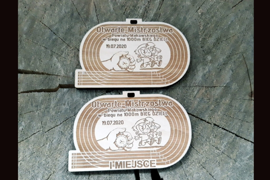 Drewniany medal w kształcie bieżni lekkoatletycznej, lekkoatletyczny z precyzyjnym grawerem bieżni widzianej z perspektywy, miejscem na logotyp zawodów, wykonany z jasnej brzozy bez śladów dymu.