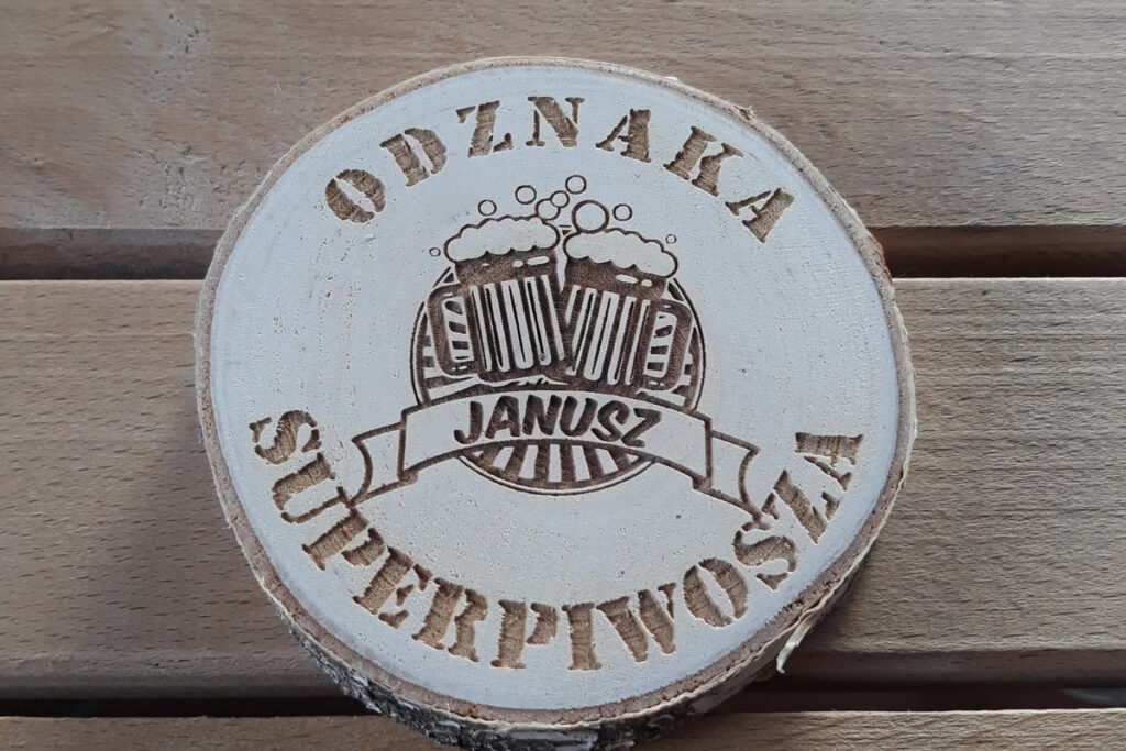 Odznaka Superpiwosza na plastrze brzozy – drewniany prezent – podstawka pod piwo Odznaka Superpiwosza na plastrze brzozy – drewniany prezent – podstawka pod piwo