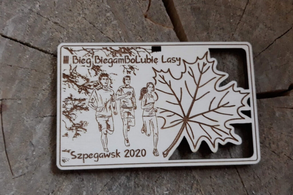 Prostokątny medal na bieg leśny z ażurowo wyciętym liściem Prostokątny medal na bieg leśny z ażurowo wyciętym liściem