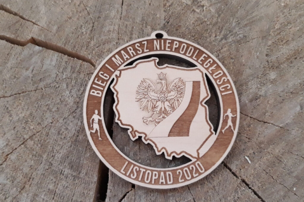 Ażurowy medal patriotyczny na Bieg i Marsz Niepodległości. W okręgu wycięty kontur Polski. Ażurowy medal patriotyczny na Bieg i Marsz Niepodległości. W okręgu wycięty kontur Polski.