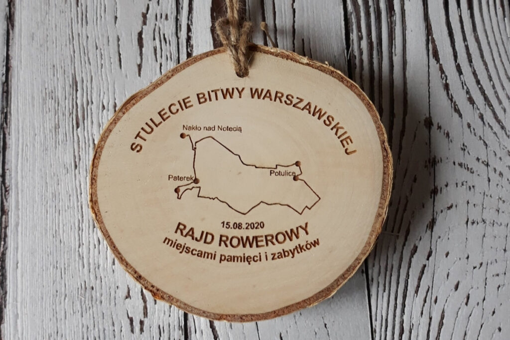 Rajd na 100-lecie Bitwy Warszawskiej – drewniany medal na plastrze brzozy