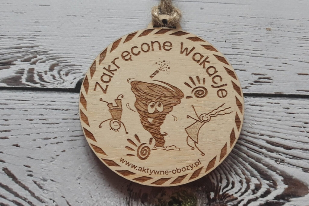 Zakręcone Wakacje – drewniany medal