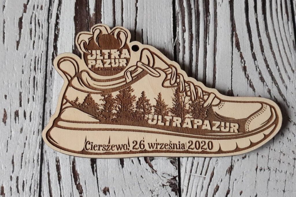 Drewniany medal leśny w kształcie sportowego buta