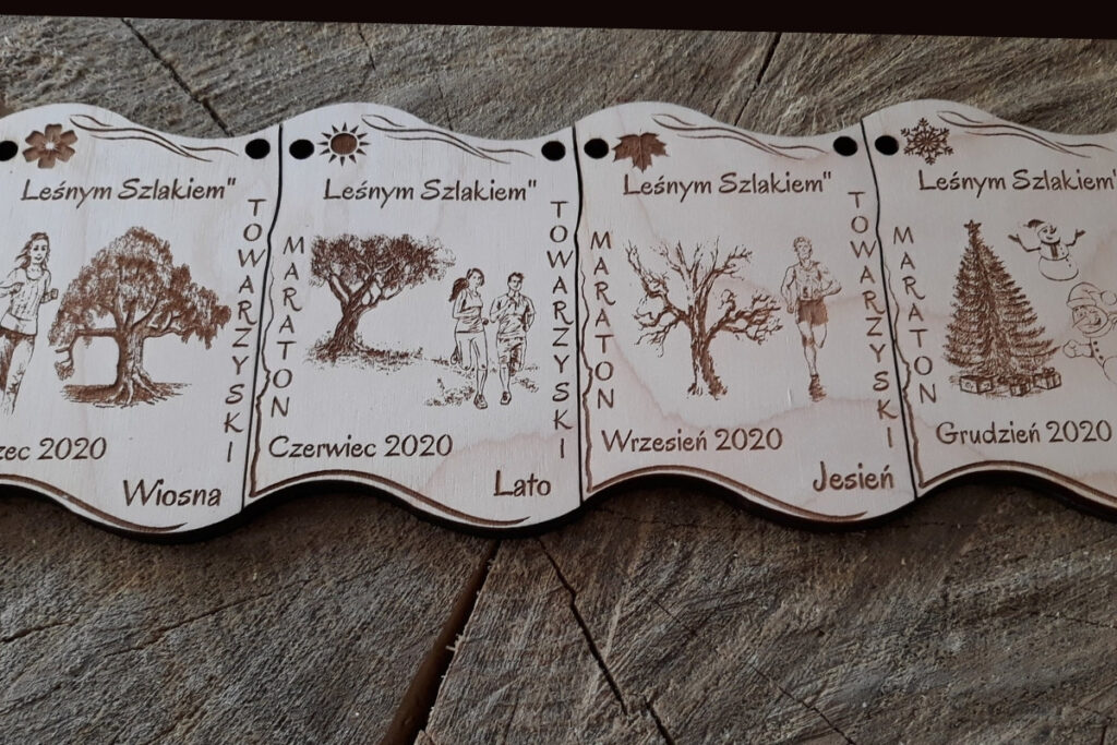 Drewniane medale dopasowane – 4 tworzą tabliczkę, medale na pory roku, każdy na inną porę roku.