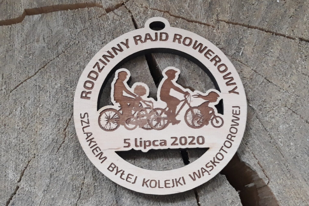 Rajd Rowerowy szlakiem byłej kolejki wąskotorowej – drewniany medal ażurowy Rajd Rowerowy szlakiem byłej kolejki wąskotorowej – drewniany medal ażurowy
