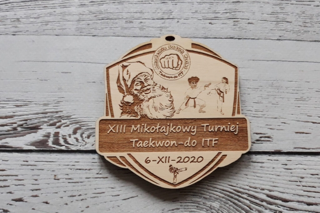 Drewniany medal w kształcie tarczy – Mikołajkowy Turniej Taekwon-do Drewniany medal w kształcie tarczy – Mikołajkowy Turniej Taekwon-do