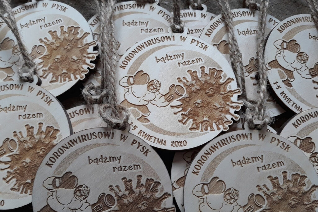 Koronawirusowi w pysk! Drewniany medal w dobie pandemii. Koronawirusowi w pysk! Drewniany medal w dobie pandemii.