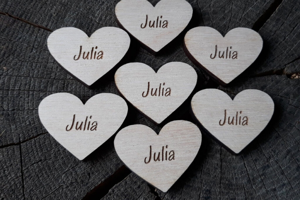 Drewniane serca z imieniem Julia