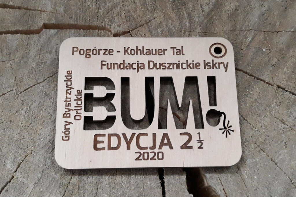 Drewniany medal z bombą BUM