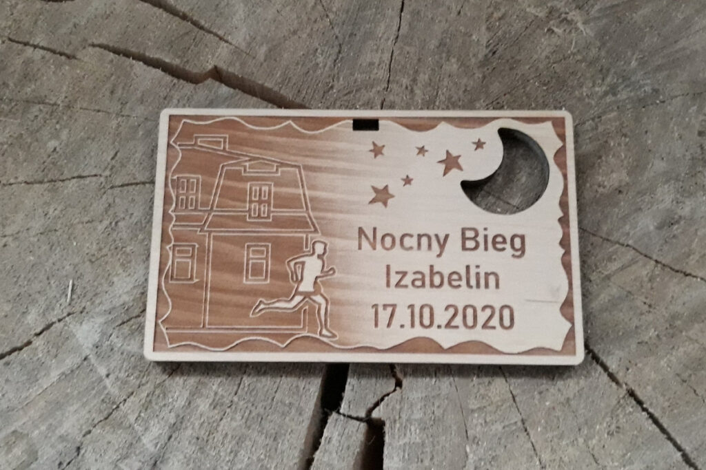 Prostokątny drewniany medal na bieg nocny w Izabelinie Prostokątny drewniany medal na bieg nocny w Izabelinie