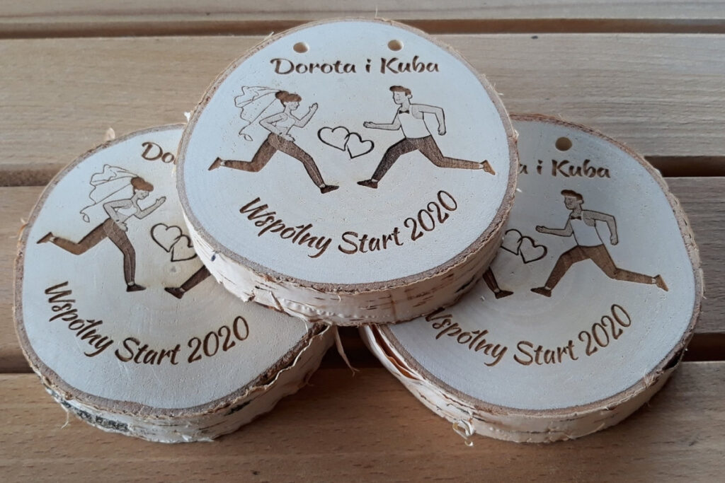 Personalizowany drewniany medal na plastrze brzozy dla Doroty i Kuby na Wspólny Start 2020 – bieg poprawinowy.