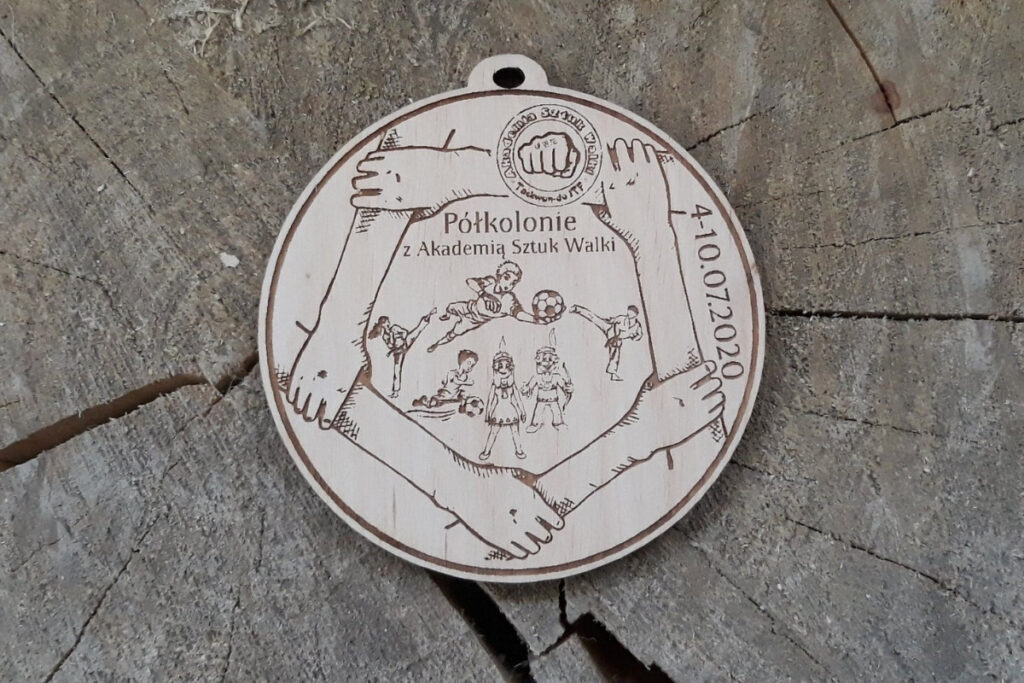 Drewniany medal na półkolonie letnie. Jeden za wszystkich, wszyscy za jednego! :) Drewniany medal na półkolonie letnie. Jeden za wszystkich, wszyscy za jednego! :)
