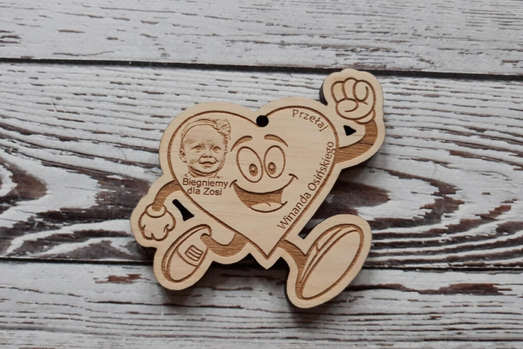 Drewniany medal charytatywny w kształcie serca