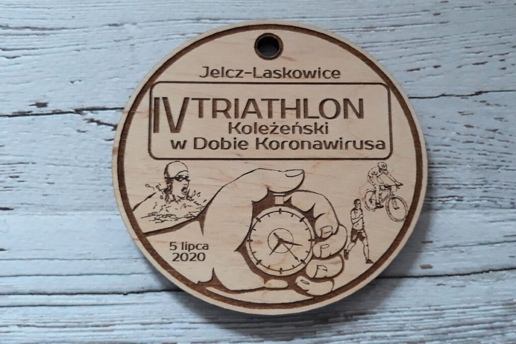 Okrągły drewniany medal na Triathlon Koleżeński w dobie Koronawirusa