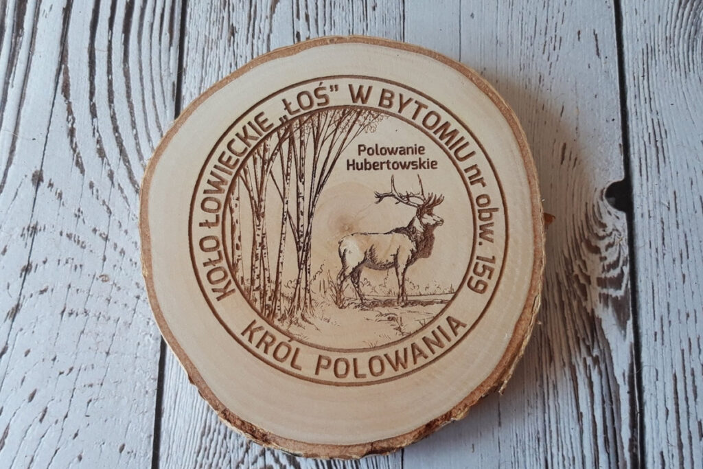 Drewniany medal na plastrze brzozy dla Króla Polowania