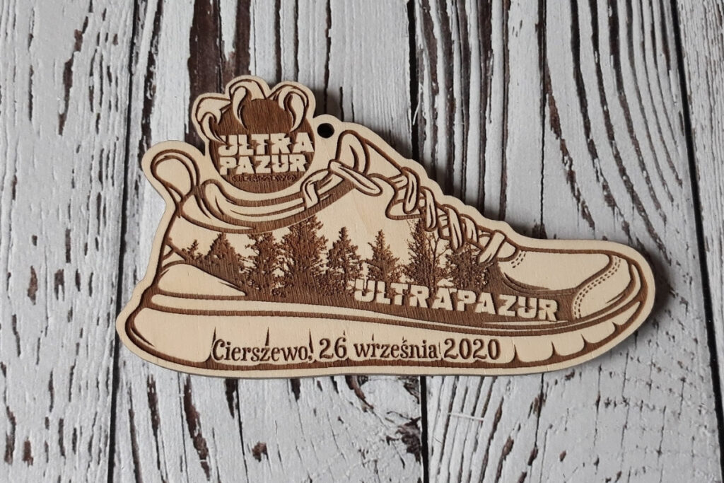 Drewniany medal w kształcie buta sportowego